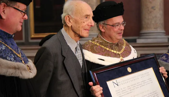 Peter Pulzer mit Rektor Heinz Engl bei der Verleihung des Ehrendoktorats der Universität Wien