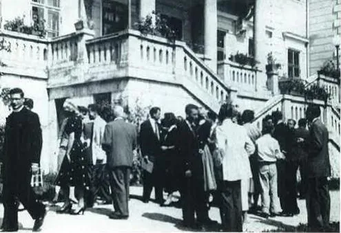 Teilnehmer*innen der Sommerhochschule 1955, vor ihrer Schule