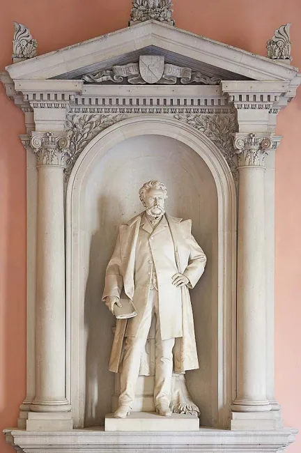 Denkmal für Leo von Thun-Hohenstein (1811–1888) im Arkadenhof der Universität Wien, gestaltet von Karl Kundmann, enthüllt 18…