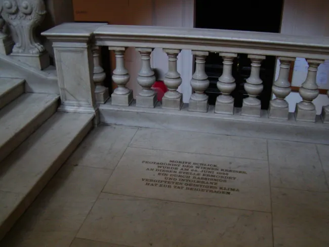 Inschrift zur Erinnerung an die Ermordung Moritz Schlicks 1936 auf der Philosophenstiege der Universität Wien, errichtet 1993