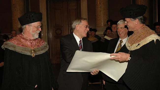 Günther Vinek bei der Verleihung der Ehrensenatorenwürde durch Rektor Winckler und Dekan Haring