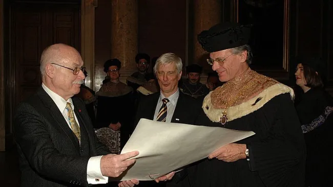 Ekkehard Weber bei der Verleihung der Ehrensenatorenwürde durch Rektor Winckler