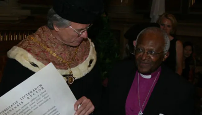 Desmond Tutu bei der Verleihung des Ehrendoktorats durch Rektor Georg Winckler