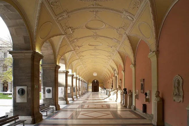 Arkadengang im Hauptgebäude der Universität Wien nach der Neugestaltung 2005–2006