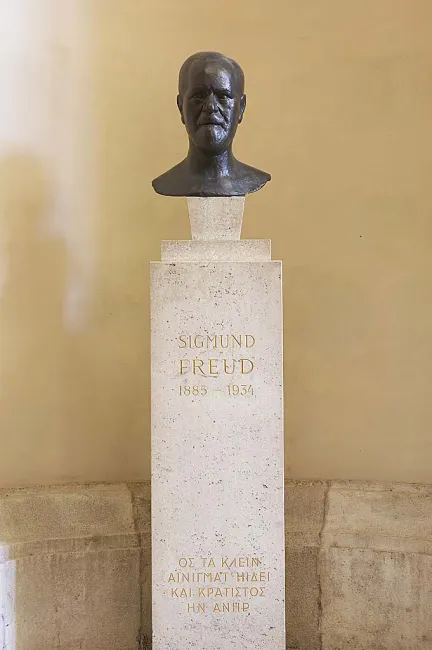 Denkmal für Sigmund Freud (1856–1939) im Arkadenhof der Universität Wien, gestaltet von Paul Königsberger, enthüllt 1955