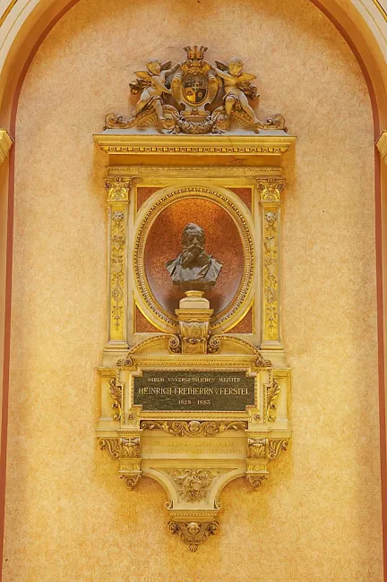 Das Ferstel-Epitaph im nördlichen Atrium mit der Porträtbüste von Viktor Tilgner (1886) vor dem Großen Festsaal