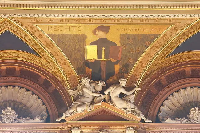 Zwickelbild „Rechtswissenschaft“, Detailansicht des Deckengemäldes im großen Festsaal im Hauptgebäude der Universität Wien