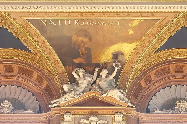 Zwickelbild „Naturwissenschaft“, Detailansicht des Deckengemäldes im großen Festsaal im Hauptgebäude der Universität Wien