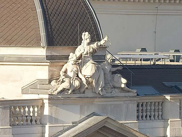 Figur Justitia am Dach des Hauptgebäudes der Universität Wien
