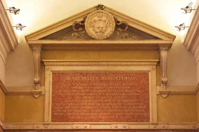 Die einführende Inschrift zur Rektorentafel im Hauptgebäude der Universität Wien