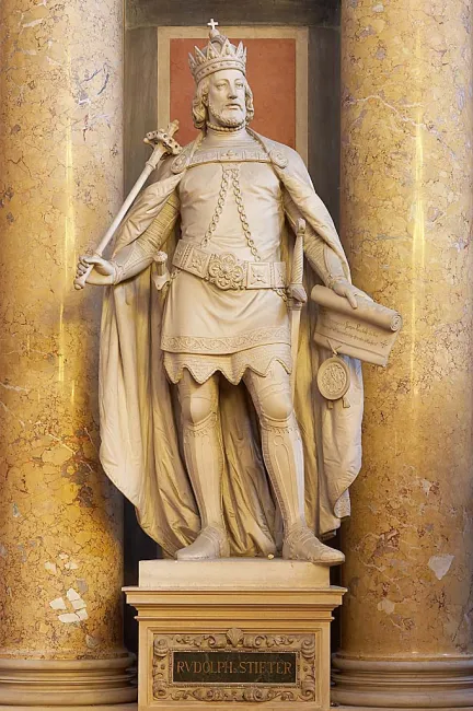 Statue von Herzog Rudolf IV. als Stifter der Universität Wien im Großen Festsaal der Universität Wien, gestaltet von Bildhau…