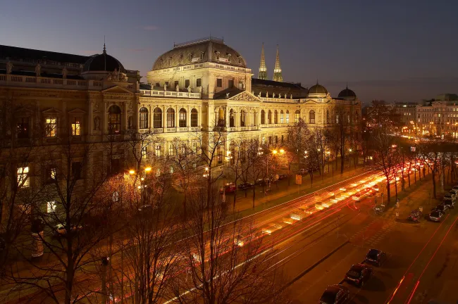 Hauptgebäude der Universität Wien bei Nacht