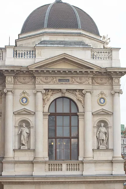 Die Figuren Solon und Justinian auf der Fassade des Hauptgebäudes der Universität Wien