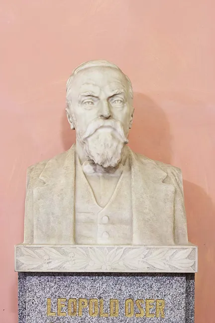 Denkmal für Leopold Oser (1839–1910) im Arkadenhof der Universität Wien, gestaltet von Carl Wollek, enthüllt 1917