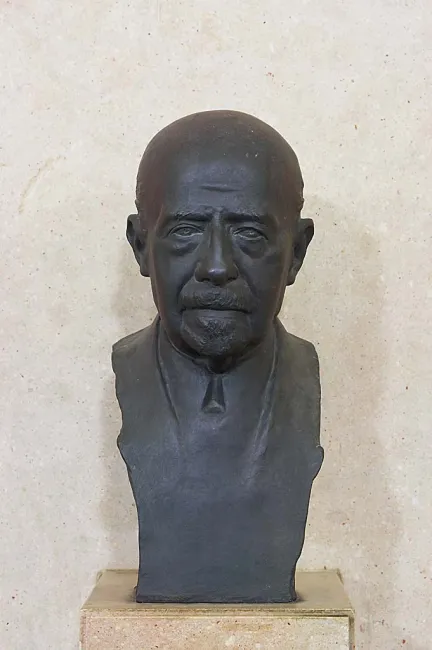 Denkmal für Paul Kretschmer (1866–1956) im Arkadenhof der Universität Wien, Künstler*in unbekannt, enthüllt 1968