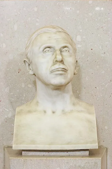 Denkmal für Constantin von Economo (1876–1931) im Arkadenhof der Universität Wien, gestaltet von Max Kremser, enthüllt 1966