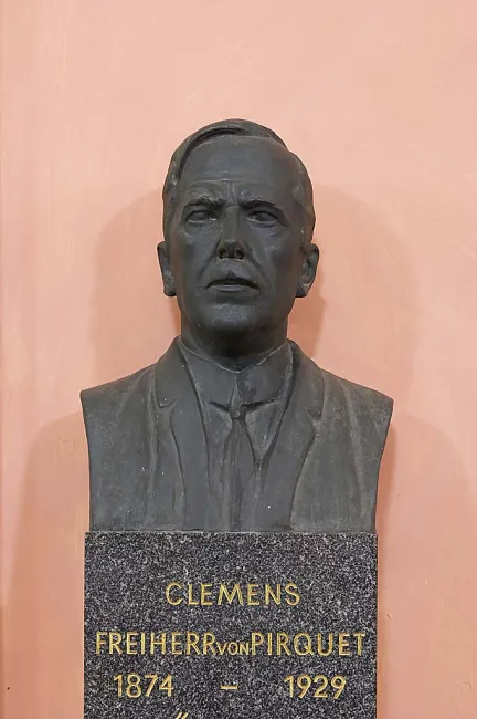 Denkmal für Clemens Pirquet (1874–1929) im Arkadenhof der Universität Wien, gestaltet von Josef Riedl, enthüllt 1962