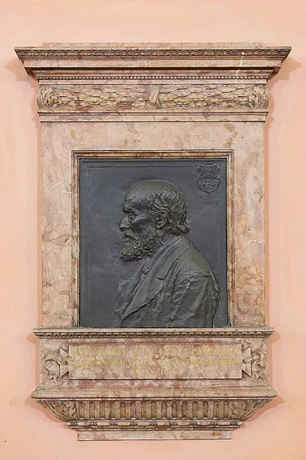 Denkmal für Rudolf von Eitelberger (1817–1885) im Arkadenhof der Universität Wien, gestaltet von Kaspar von Zumbusch, enthül…