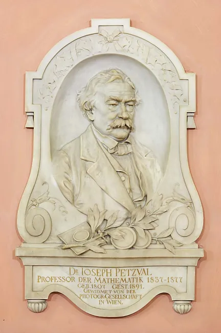 Denkmal für Josef Maximilian Petzval (1807–1891) im Arkadenhof der Universität Wien, gestaltet von Anton Brenek, enthüllt 19…