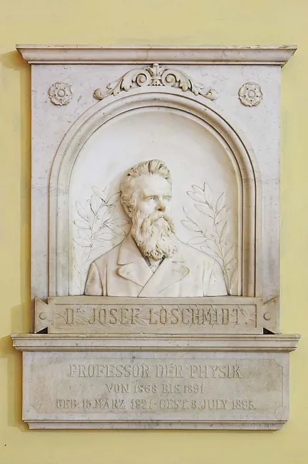 Denkmal für Josef Loschmidt (1821–1895) im Arkadenhof der Universität Wien, gestaltet von Anton Schmidgruber, enthüllt 1899