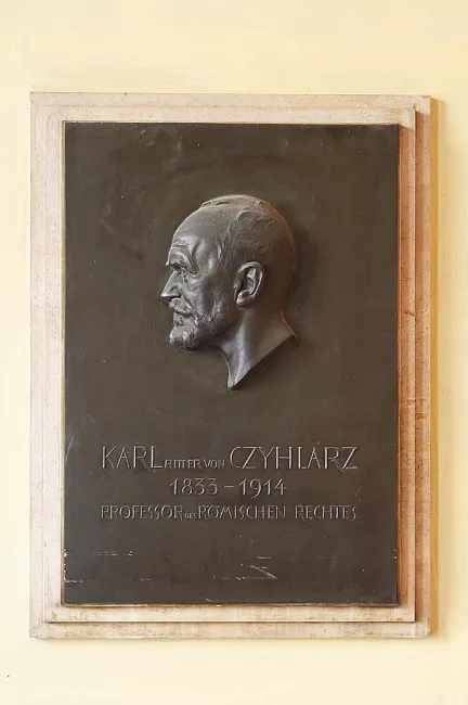 Denkmal für Karl von Czyhlarz (1833–1914) im Arkadenhof der Universität Wien, gestaltet von Alfred Hoffmann, enthüllt 1927