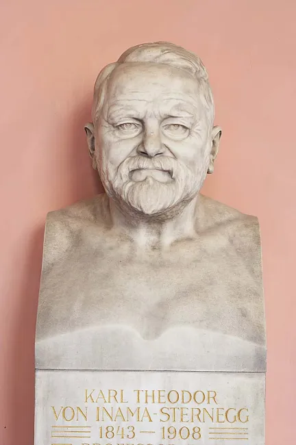 Denkmal für Karl Theodor von Inama-Sternegg (1843–1908) im Arkadenhof der Universität Wien, gestaltet von Edmund Klotz, enth…