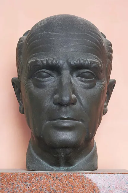 Denkmal für Hans Kelsen (1881–1973) im Arkadenhof der Universität Wien, gestaltet von Ferdinand Welz, enthüllt 1984.
