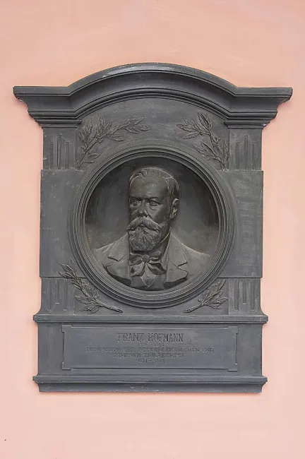 Denkmal für Franz Hofmann (1845–1897) im Arkadenhof der Universität Wien, gestaltet von Theodor Khuen, enthüllt 1903