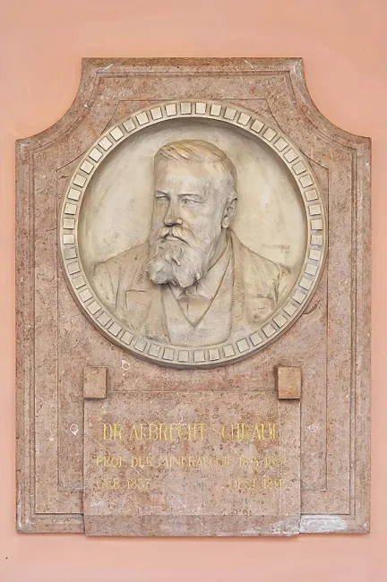 Denkmal für Albrecht Schrauf (1837–1897) im Arkadenhof der Universität Wien, gestaltet von Franz Seifert, enthüllt 1907