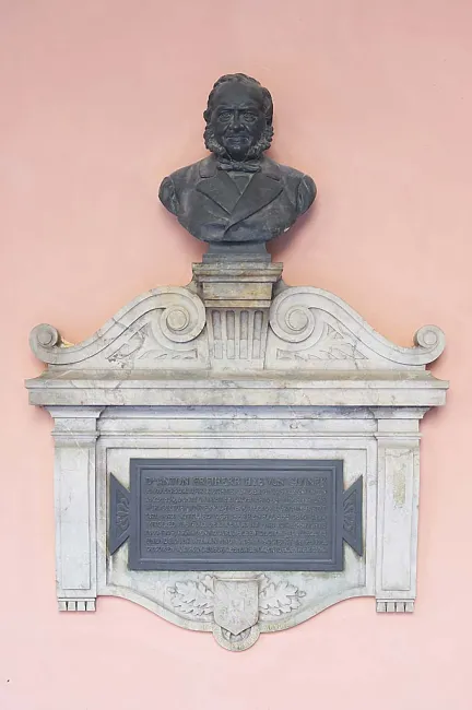 Denkmal für Anton Freiherr Hye von Gluneck im Arkadenhof der Universität Wien, gestaltet von Kaspar Zumbusch, enthüllt 1899