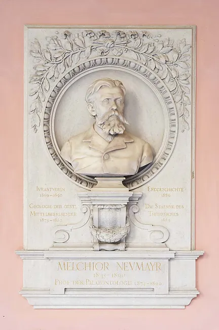 Denkmal für Melchior Neumayr (1845–1890) im Arkadenhof der Universität Wien, gestaltet von Karl Kundmann, enthüllt 1892