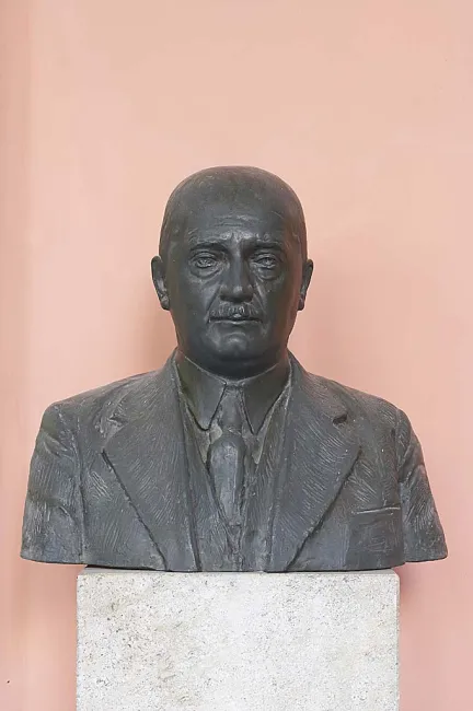 Denkmal für Ernst Späth (1886–1946) im Arkadenhof der Universität Wien, gestaltet von Heinrich Zita, enthüllt 1961