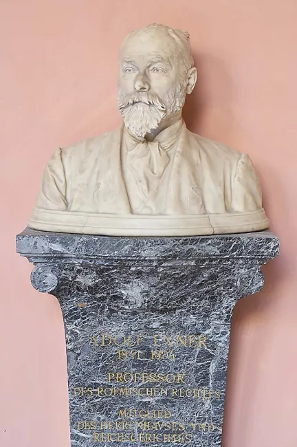 Denkmal für Adolf Exner (1841–1894) im Arkadenhof der Universität Wien, gestaltet von Hans Bitterlich enthüllt 1896