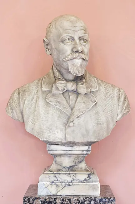 Denkmal für Moriz Kaposi (1837–1902) im Arkadenhof der Universität Wien, gestaltet von Johannes Benk, aufgestellt 1908