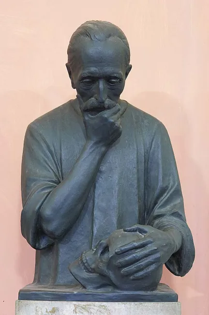 Denkmal für Karl Langer von Edenberg im Arkadenhof der Universität Wien, gestaltet von Alfonso Canciani, enthüllt 1903