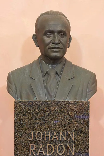 Denkmal für Johannes Radon (1887–1956) im Arkadenhof der Universität Wien, gestaltet von Ferdinand Weiz, enthüllt 1987