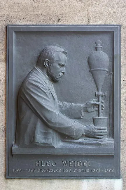Denkmal für Hugo Weidel (1849–1899) im Arkadenhof der Universität Wien, gestaltet von Alfonso Canciani, enthüllt 1906