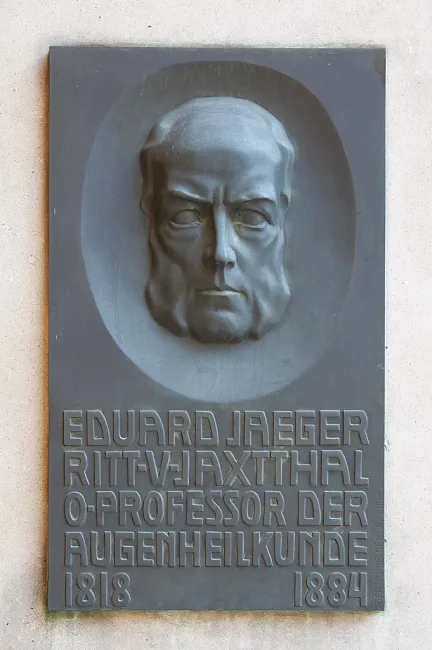 Denkmal für Eduard Jäger von Jaxtthal (1818–1884) im Arkadenhof der Universität Wien, gestaltet von Gertrude Dengg, enthüllt…