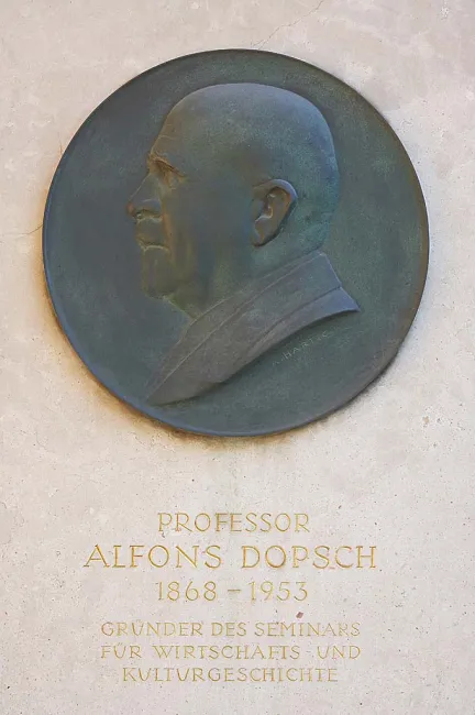 Denkmal für Alfons Dopsch (1868–1953) im Arkadenhof der Universität Wien, gestaltet von Arnold Hartig, enthüllt 1964