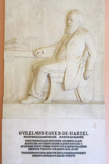Denkmal für Wilhelm Ritter von Hartel (1839–1907) im Arkadenhof der Universität Wien, gestaltet von Heinrich Karl Scholz, en…