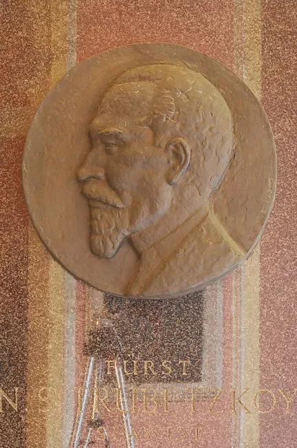 Denkmal für Nikolai Trubetzkoy (1890–1938) im Arkadenhof der Universität Wien, gestaltet von Vanja Radauš, enthüllt 1974