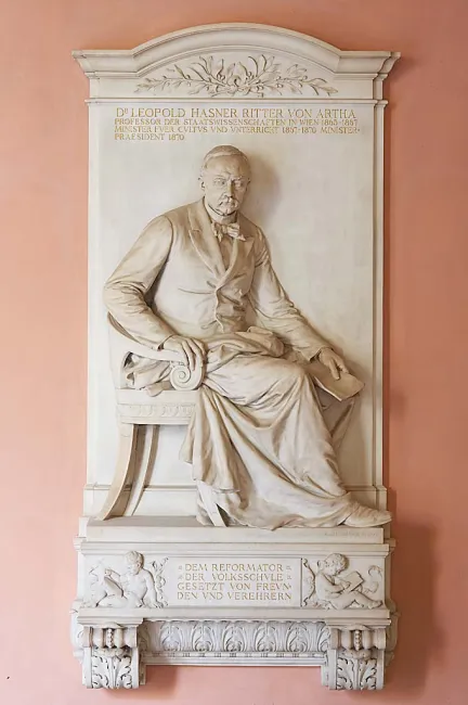 Denkmal für Leopold Hasner von Artha (1818–1891) im Arkadenhof der Universität Wien, gestaltet von Kaspar Zumbusch, enthüllt…