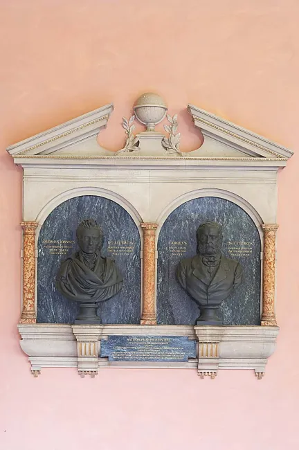 Doppeldenkmal für Joseph Johann von Littrow (1781–1840) und Karl Ludwig von Littrow (1811–1877) im Arkadenhof der Universitä…