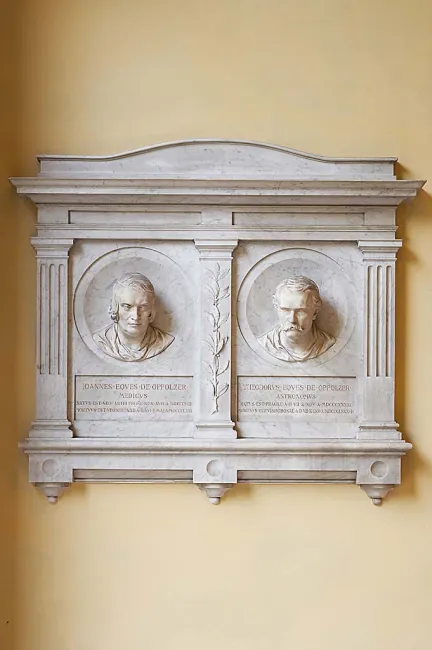 Doppeldenkmal für Johann von Oppolzer (1808–1871) und Theodor von Oppolzer (1841–1886) im Arkadenhof der Universität Wien, g…