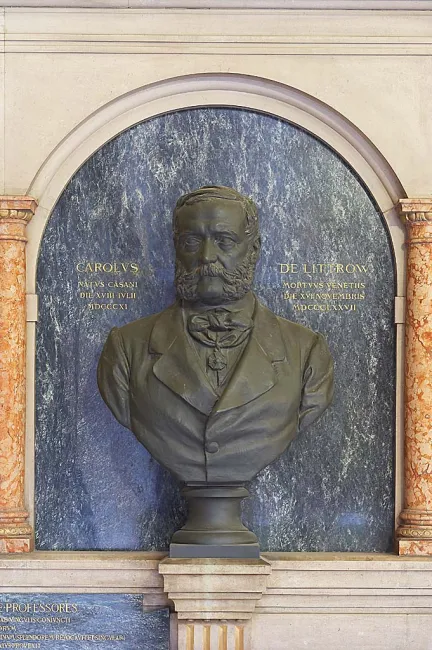 Denkmal für Karl Ludwig von Littrow (1811–1877) im Arkadenhof der Universität Wien, gestaltet von Hans Bitterlich, enthüllt…