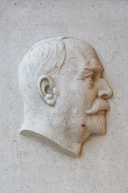 Denkmal für Karl Luick (1865–1935) im Arkadenhof der Universität Wien, gestaltet von Heinz Satzinger (nach einem Gipsentwurf…