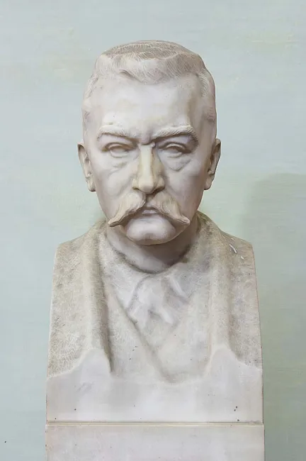 Denkmal für Edmund von Neusser (1852–1912) im Arkadenhof der Universität Wien, gestaltet von Heinrich Karl Scholz, enthüllt…