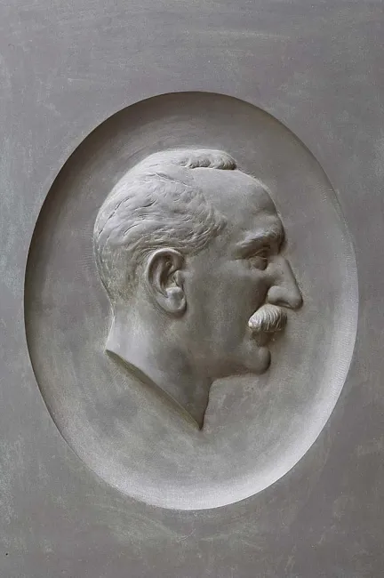 Denkmal für Rudolf Pöch (1870–1921) im Arkadenhof der Universität Wien, gestaltet von Gustav Schütz, enthüllt 1932