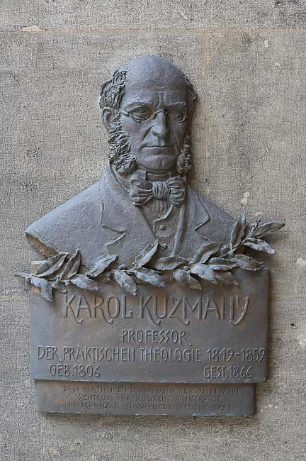 Denkmal für Karl Kuzmány (1806–1866) im Arkadenhof der Universität Wien, gestaltet von Ľudmila Cvengrošová, enthüllt 1998.