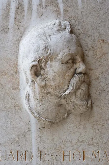 Denkmal für Eduard von Hofmann (1837–1897)) im Arkadenhof der Universität Wien, gestaltet von Michael Drobil, enthüllt 1947